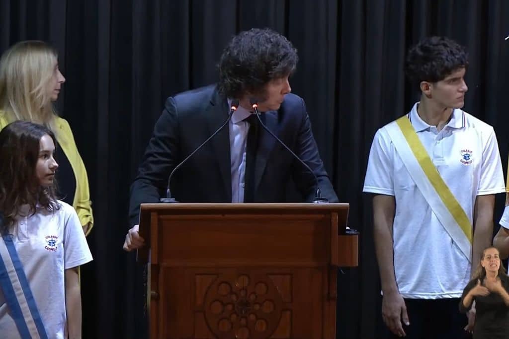 VIDEO Se desmayan estudiantes en pleno discurso de Milei así