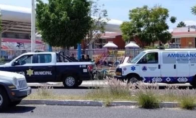 Una niña de cinco años perdió la vida al usar un tobogán en el jardín de infantes de Querétaro al que asistía. La niña murió asfixiada cuando su cuello quedó atrapado en las escaleras del jardín de infantes de juego “Rita Cetina Gutiérrez”, ubicado en la colonia Paseos de San Miguel. La Fiscalía de Querétaro afirmó que la asfixia mecánica en su modalidad de ahorcamiento fue la causa de muerte luego de culminada la necrocirugía legal. Agregó que Zoé murió a consecuencia de una obstrucción en sus vías respiratorias provocada por que una de sus prendas se enganchó mientras se divertía en el tobogán. PODRÍA INTERESARTE: Colaboración internacional para el desarrollo urbano inclusivo de Centro Fallece una niña al atorarse en una resbaladilla del kínder en Querétaro Según informaron medios locales, paramédicos y personal de Protección Civil examinaron los signos vitales de la niña y determinaron que ya no estaba con vida. Según los testigos que hablaron con los medios de comunicación, el personal de la guardería perdió de vista a la pequeña Zoé después del recreo, alrededor de las 11 de la mañana. Siguieron buscando a su pequeña y poco después la descubrieron atrapada en las escaleras del tobogán. El cuerpo tuvo que ser retirado y miembros de la Fiscalía del Estado también realizaron las primeras averiguaciones para determinar quién debía rendir cuentas. "La investigación continúa y se establecerá la posible culpabilidad de los implicados en el incidente", añadió la agencia. "Luego podrán ser citados ante la autoridad judicial".