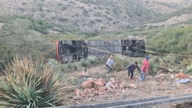 Autobús cae a barranco.