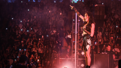 Danna Paola se cae en pleno concierto en Guadalajara