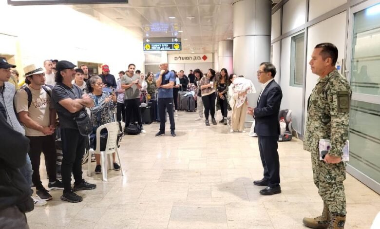 Salen los primeros vuelos del puente aéreo de la Sedena de Israel a Madrid con 158 mexicanos