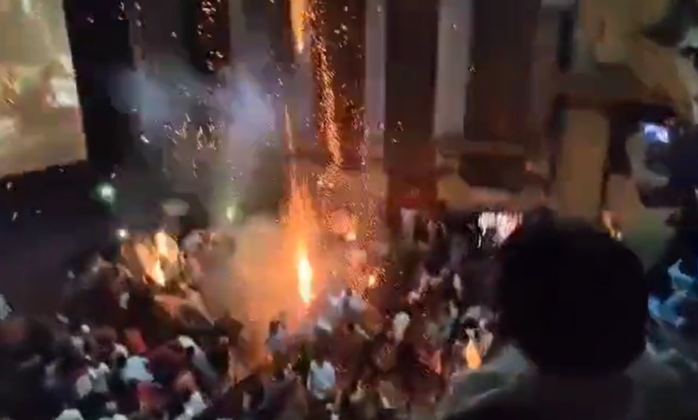 Lanzan fuegos artificiales en cine durante proyección en la India