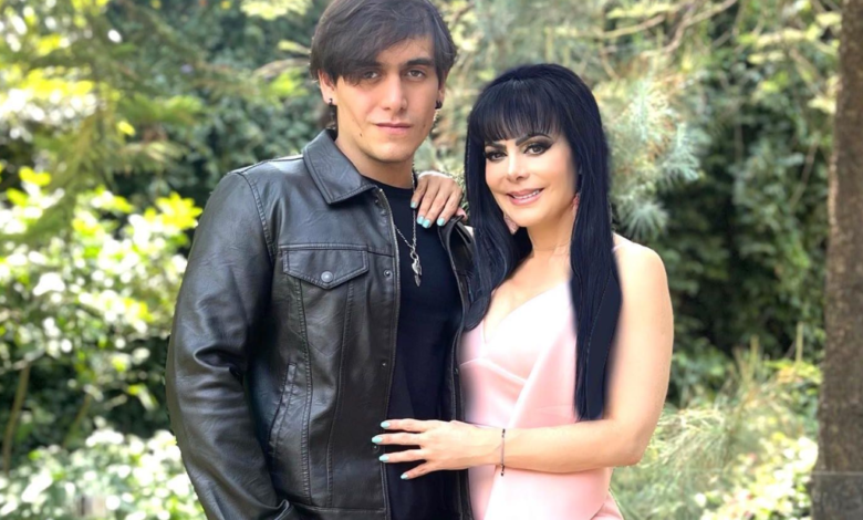 Maribel Guardia rompe en llanto al poner a Julián Figueroa  en Altar de Muertos