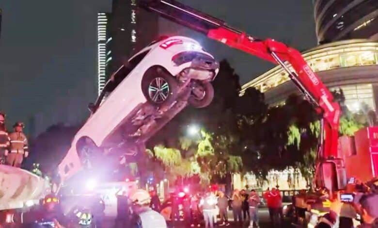 Momento exacto en que un auto se ‘subió' a la fuente de la Diana Cazadora