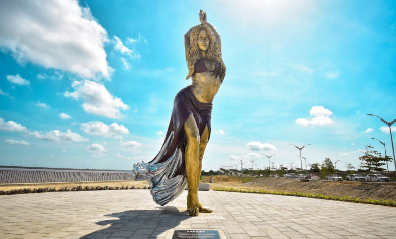 Develan estatua de Shakira en Barranquilla