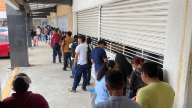 Aglomeraciones por obtener credencial del INE ante suspensión de ese trámite