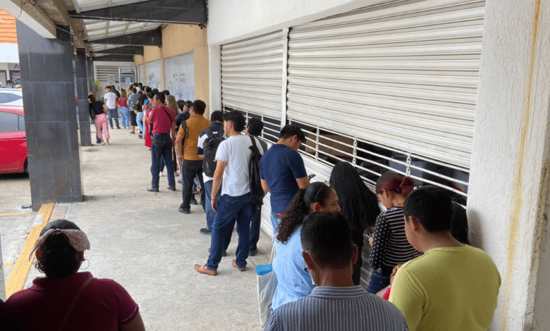 Aglomeraciones por obtener credencial del INE ante suspensión de ese trámite
