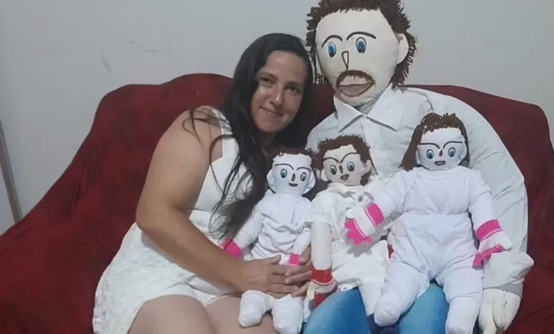 La tiktoker que “se casó” con un muñeco de trapo ahora es madre de tres hijos de trapo
