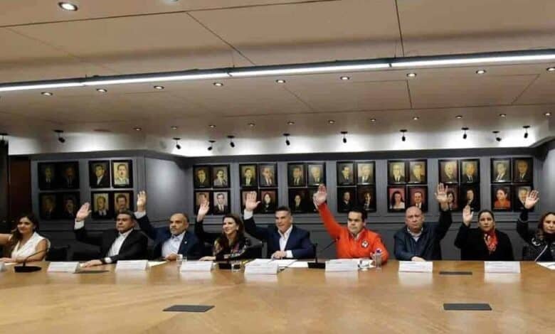 PRI formaliza expulsión de las diputadas tras votar por Godoy