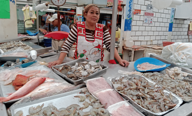 Vendedores de pescados y mariscos se preparan para la Cuaresma