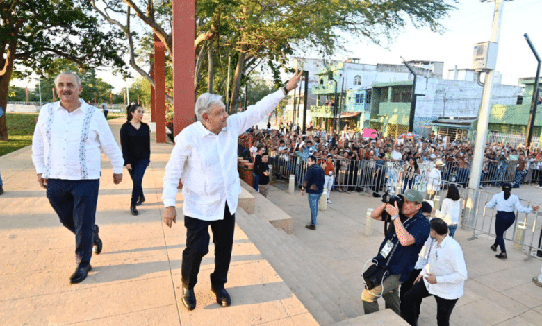 AMLO va por salario mínimo para maestros, médicos y soldados