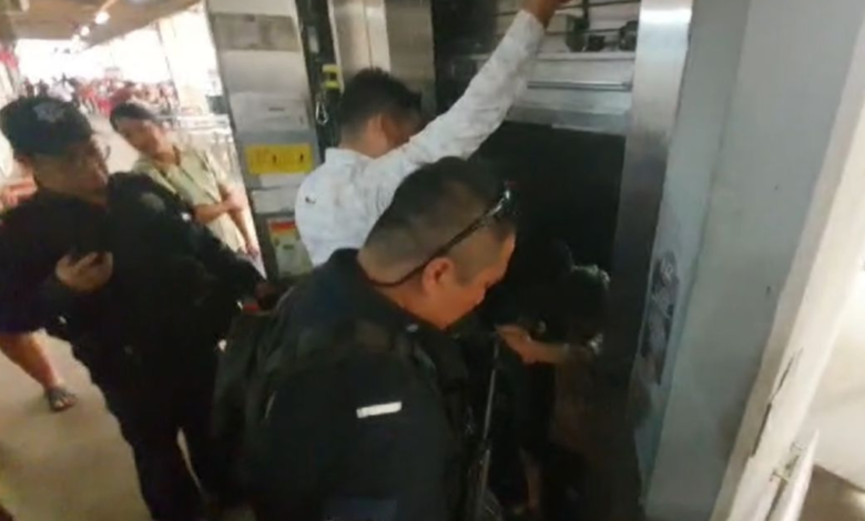 Clientes del Pino Suárez quedan atrapados en elevador
