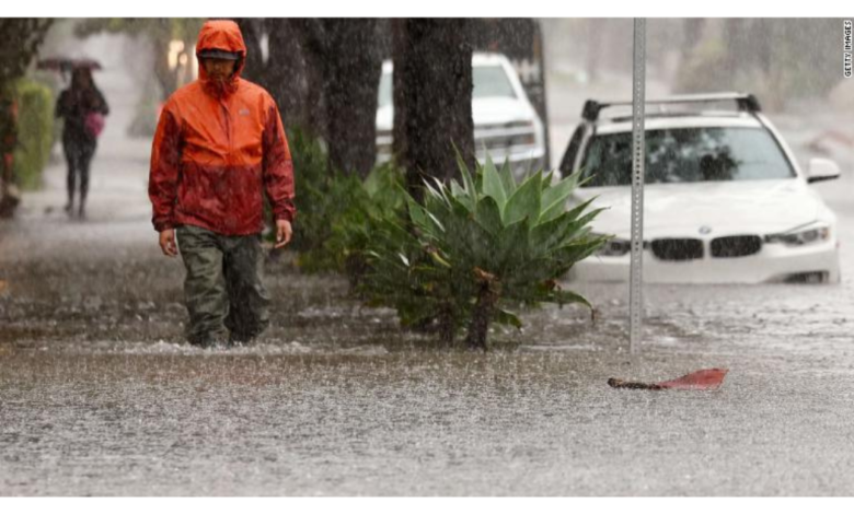 Se registran inundaciones y deslaves por lluvias intensas en California