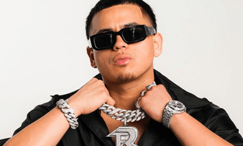 Liberan al vocalista de Fuerza Regida; intentó ingresar con sustancias ilegales en EU