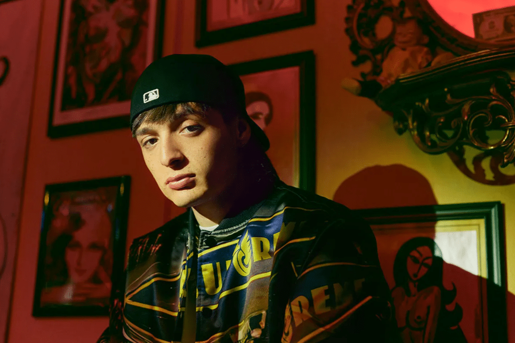 Peso Pluma reaparece en redes ante versiones de rehabilitación El