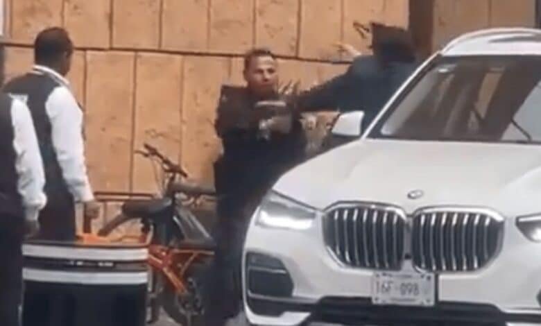 Policía vs escolta.