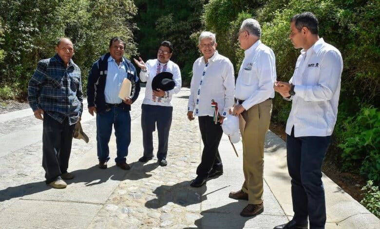 AMLO supervisa carreteras de Oaxaca