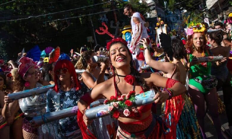 Amanece Rio de Janeiro con desfile masivo por el Carnaval