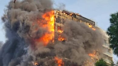 Feroz incendio acaba con un edificio residencial por completo