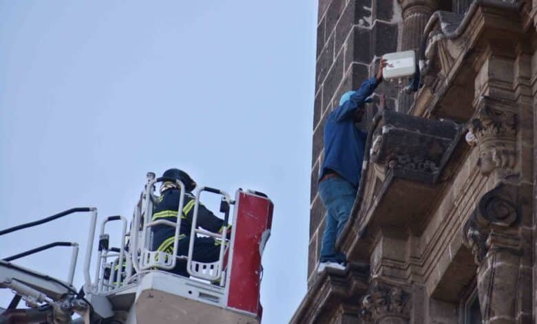 Hombre amenaza con saltar desde edificio de Gobierno de la CDMX