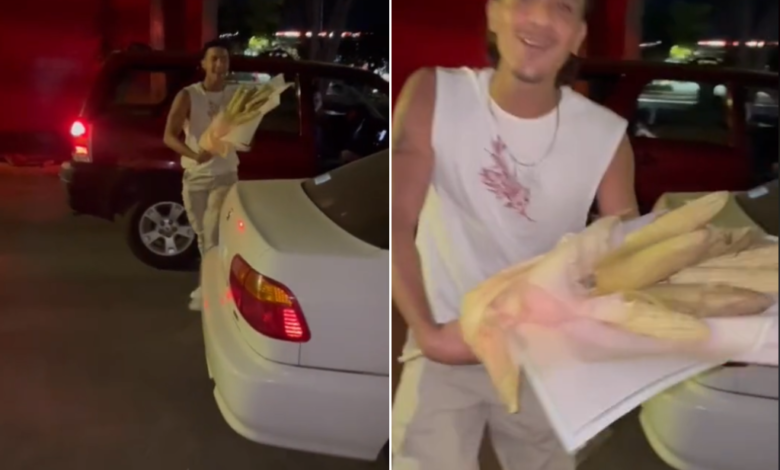 Video Joven regala ramo de elotes a su mejor amiga