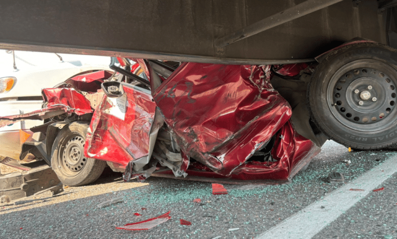 Conductora sale con vida tras quedar atrapada entre dos camiones