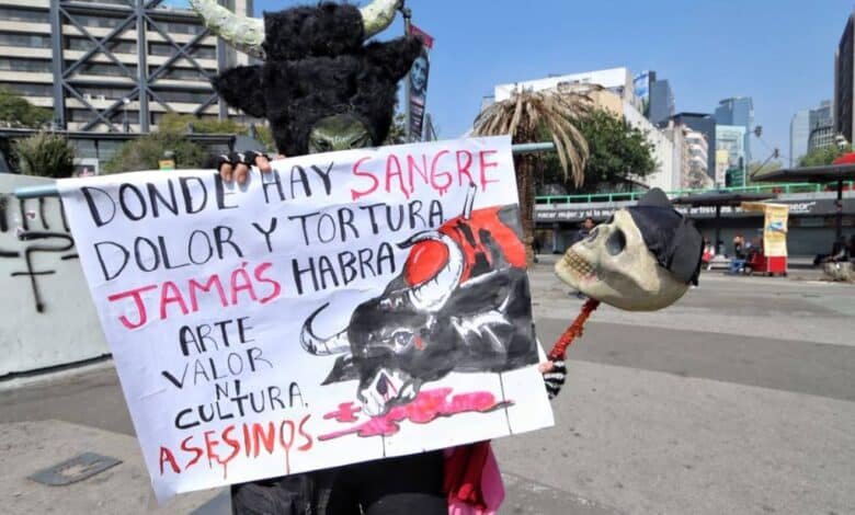 Activistas se manifiestan contra las corridas de toros