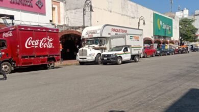 Acusan comerciantes ‘bloqueos’ de estacionamientos en el centro
