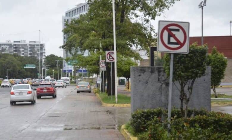 Automovilistas, empedernidos infractores, utilizan espacios prohibidos para estacionarse