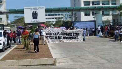 Estudiantes de UJAT bloquean avenida y realizan paro indefinido de clases en demanda de renuncia de directora