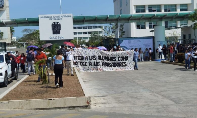 Estudiantes de UJAT bloquean avenida y realizan paro indefinido de clases en demanda de renuncia de directora