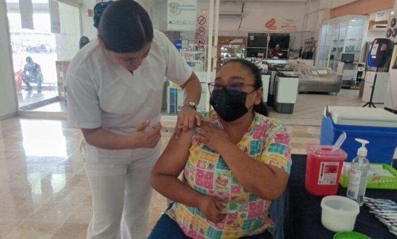 Apoya IMSS con vacunación a población abierta en plazas comerciales