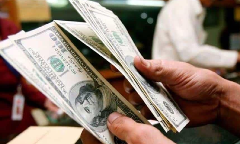 Dólar abre la semana al alza en 17.21 pesos al mayoreo