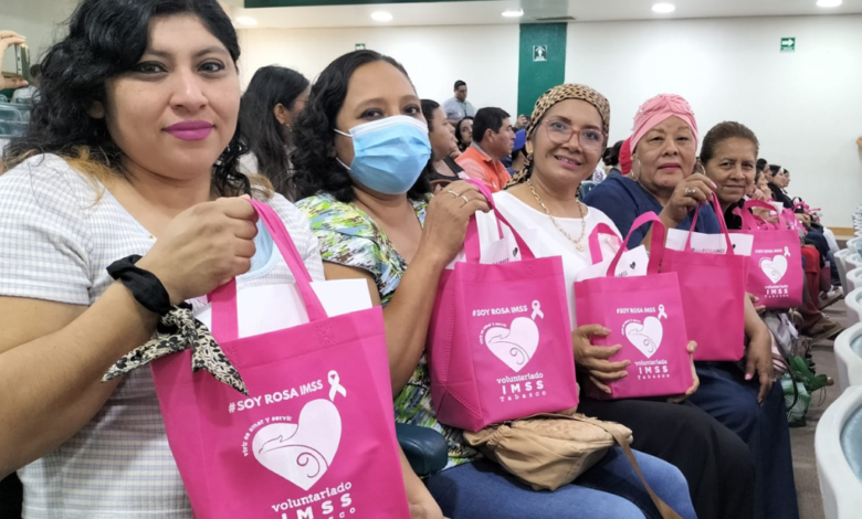Entrega voluntariado del IMSS Tabasco prótesis de mama artesanales