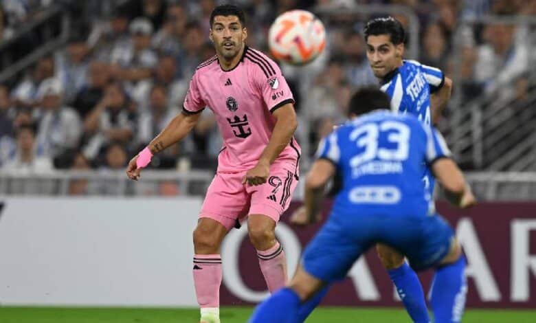 Tunden a Luis Suárez por intentar lesionar a Víctor Guzmán