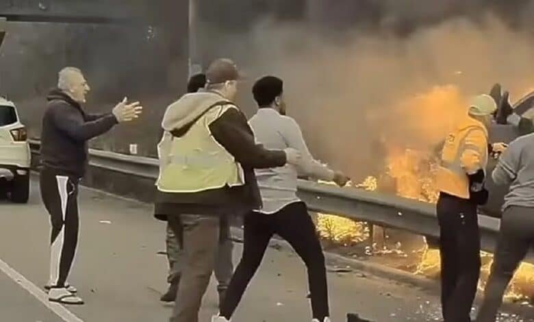 Rescatan a hombre que quedó atrapado en su auto en llamas