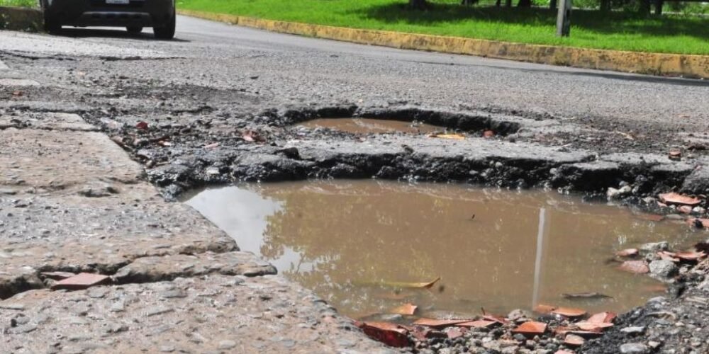 “Baches” frenan recuperación de transporte escolar