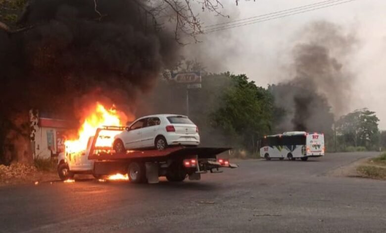 Queman vehículos sobre carretera federal Cárdenas-Comalcalco y Cárdenas-Huimanguillo