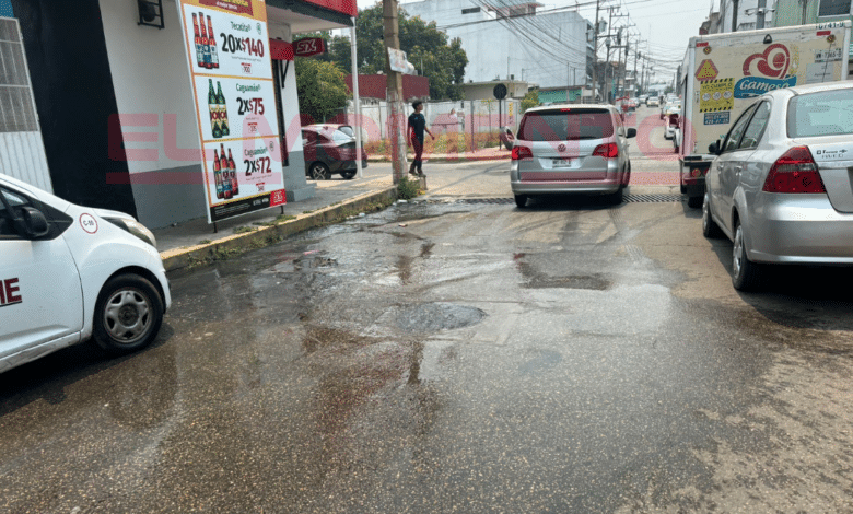 Rebosa registro del drenaje en calle Emilio Carranza, colonia Atasta