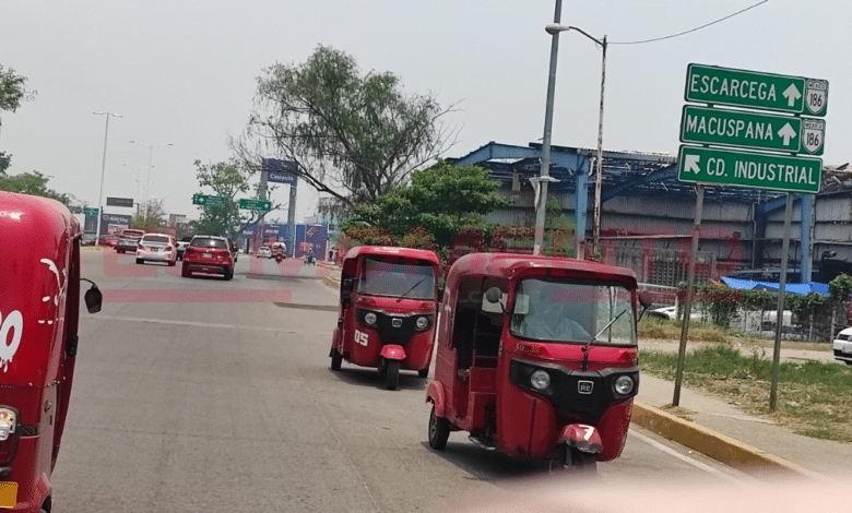 Pochimoviles del terror, burlan reglamento vial en Tabasco