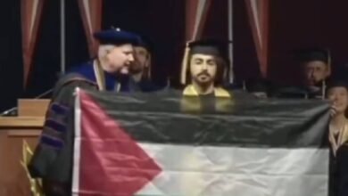 Alumno protesta con bandera de Palestina en graduación