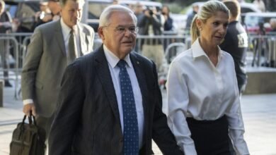 Senador Menéndez es juzgado por corrupción y su esposa combate cáncer