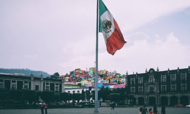 La Bandera es de todos, hasta de los traidores a la patria: AMLO