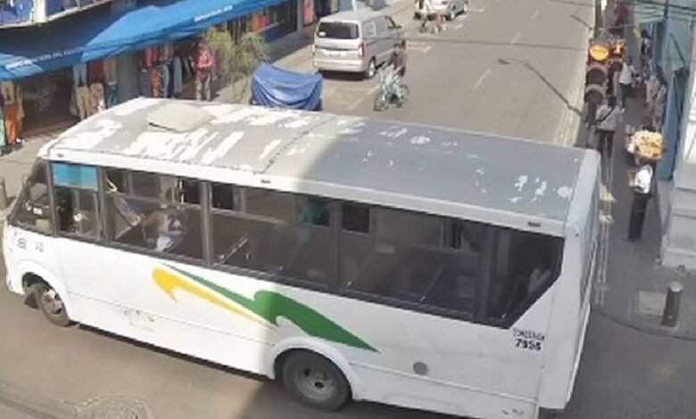 Chófer de microbús atropella a abuela en calles de Puebla