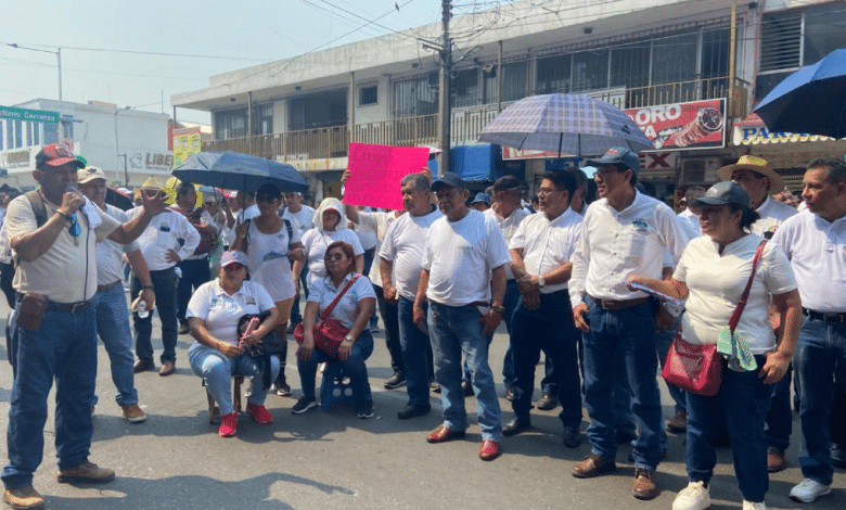 Agremiados del STSEMT reclaman toma de nota