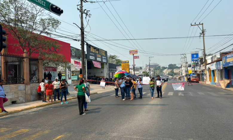 Padres bloquean avenida Méndez para exigir atención de la CFE