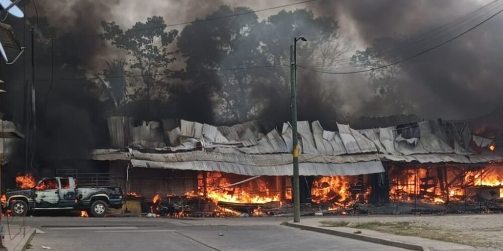 Consumido por el fuego termina Mercado Público de Tacotalpa, solo daños materiales