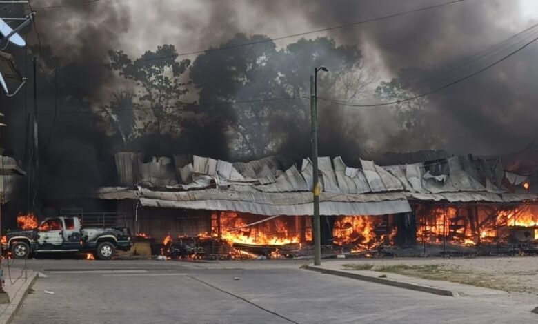 Consumido por el fuego termina Mercado Público de Tacotalpa, solo daños materiales