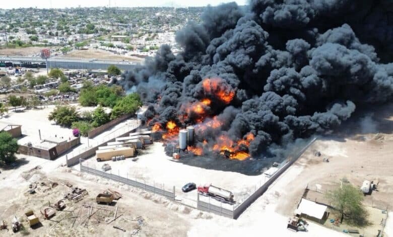 Videos: Incendio de pipa de combustible provoca gran nube de humo en Culiacán