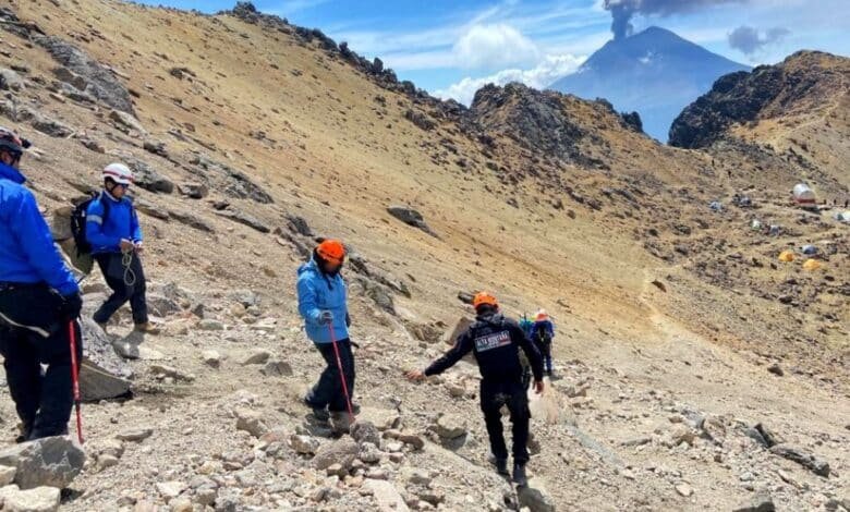 Rescatan a 6 montañistas extraviados en el volcán Iztaccíhuatl
